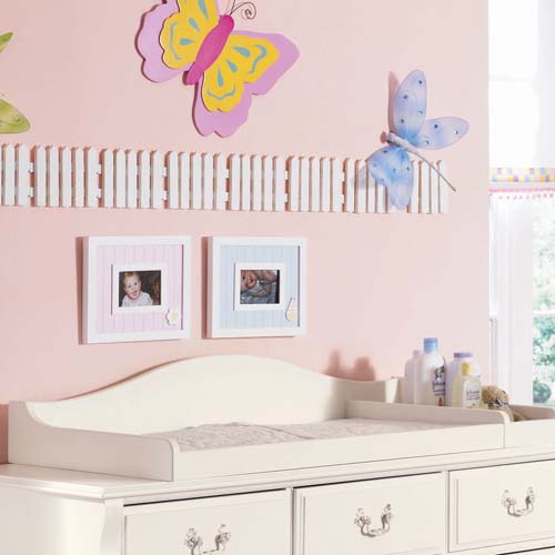 Декорирайте стената над шкафа