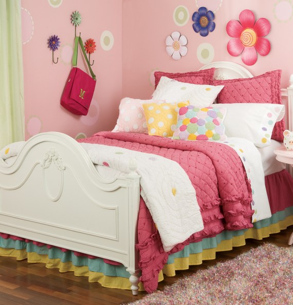 Красиво детско легло с орнаменти