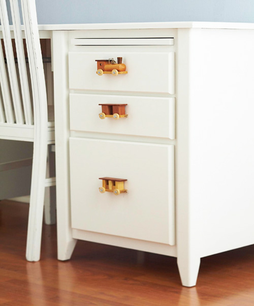 Бюро с уникални дръжки