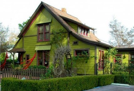 Уютна къща в градинка